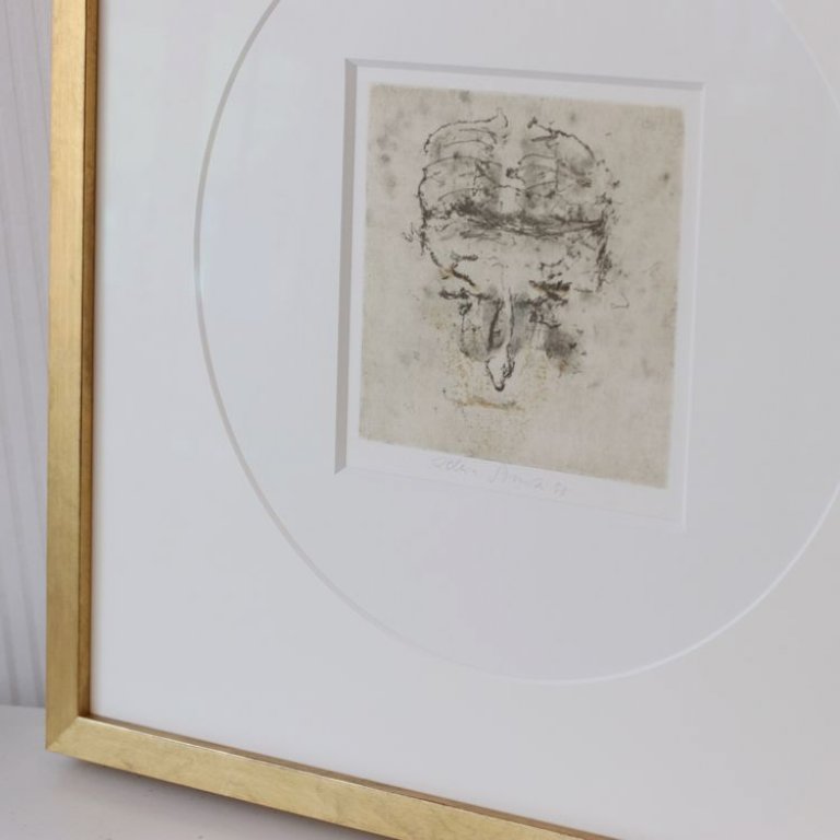 Na obraze Adrieny Šimotové je spodní muzeání pasparta s hlubokým řezem pod paspartou s kruhovým výřezem