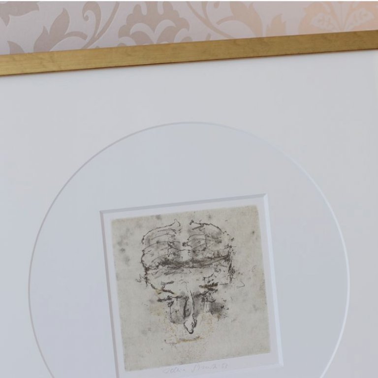 Na grafice Adrieny Šimotové se překrývají dvě pasparty, horní má kruhový výřez