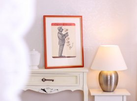 Rámování litografie Jiřího Slívy Cannibal Blues do hravého červeného rámu s patinou