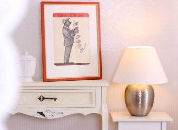 Rámování litografie Jiřího Slívy Cannibal Blues do hravého červeného rámu s patinou