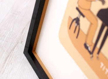 Barevný detail v moderním černém rámu