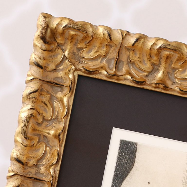 Výrazný zlatý rám s černou patinou a tvarovným barokním vzorem