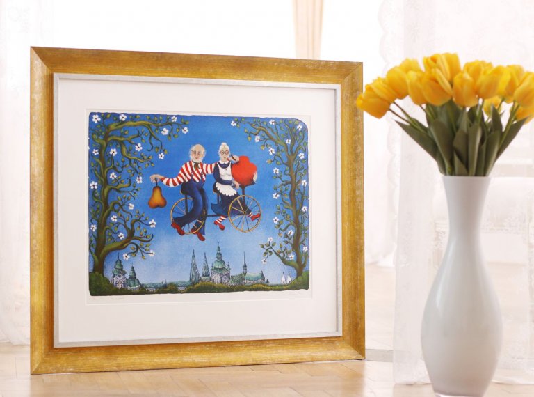 Mohutný žlutý dřevěný rám na litografii Emy Srncové