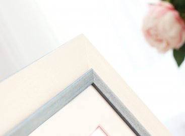 I rám litografie Modrá karkulka Jiřího Suchého v sobě obsahuje modrou patinovanou barvu