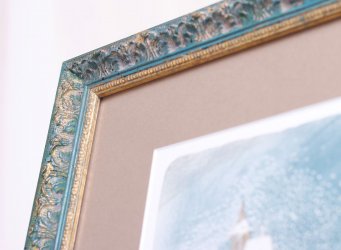 Modro zlatý ornamentální rám a hnědá pasparta na obraz Jiřího Suchého Štědrý den