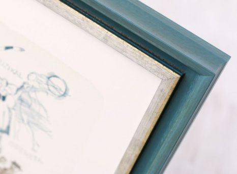 Rám litografie Jiří Suchý Osvobozené divadlo s výrazným profilem v tlumené tyrkysové barvě a s integrovanou předsunutou stříbrnou filetou