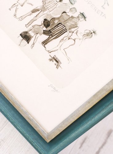 Stříbrná fileta opticky odděluje litografii Osvobozené divadlo Jiřího Suchého od rámečku Frameit.cz