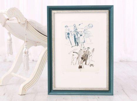 Litografie Jiří Suchý Osvobozené divadlo zarámovaná bez paspartování přímo do elegantního profilovaného rámu v tlumené tyrkysové barvě