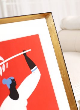 Zajímavý dřevěný zlatý rám plakátu Atletika dua TomskiPolanski má předsunutou pohledovou hranu s černou linkou