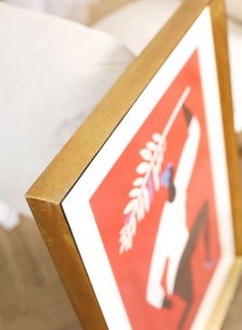 Moderní úzký ale velmi hluboký zlatý rám plakátu Atletika od Tomsi Polanski při pohledu zboku