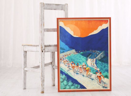 Plakát peloton od Tomski&Polanski je zarámovaný bez pasparty do dřevěného oranžového rámu