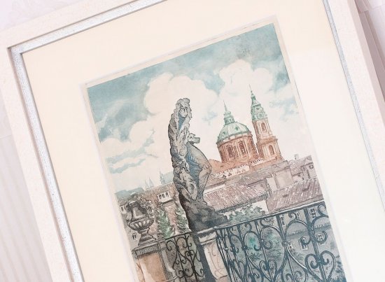 Bělavá muzeální pasparta ladí s leptem Prahy i se zvoleným rámem