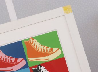 Zakázkové rámování obrazu Andy Warhol Converse detail žlutého rohu