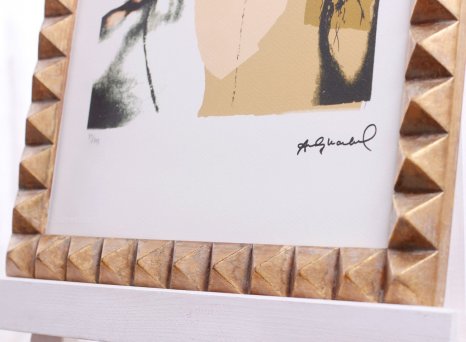 Serigrafie je zarámována v luxusním pyramidovém zakázkovém rámu bez použití pasparty