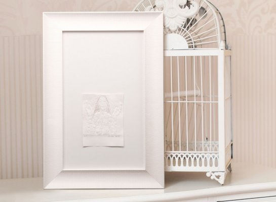  Rámování reliéfního tisku O. Zoubka O. orantka do bílé s širokou paspartou nad obrazem