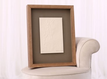 Rámování strukturální grafiky Olbrama Zoubka do přírodního borovicového rámu