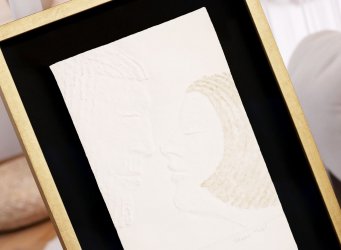 Prostorové 3D rámování reliéfního tisku Sblížení Olbrama Zoubka na černé paspartě ve zlatém rámu