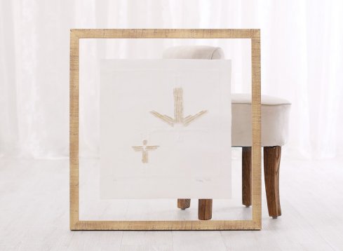 Reliéfní grafika Olbrama Zoubka zarámovaná mezi dvěma antireflexními skly ve zlatém rámu 