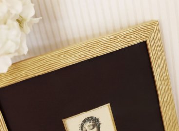 Detail rámování tisku jana Zrzavého Dívka s květy s hnědou paspartou, zlatou filetou a moderním zlatým rámem