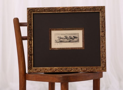 Suchá jehla A.A. Alex Dostihy v tradičním rámování do úzkého zlato - červenavého ornamentálního rámu s hnědou paspartou s filetou