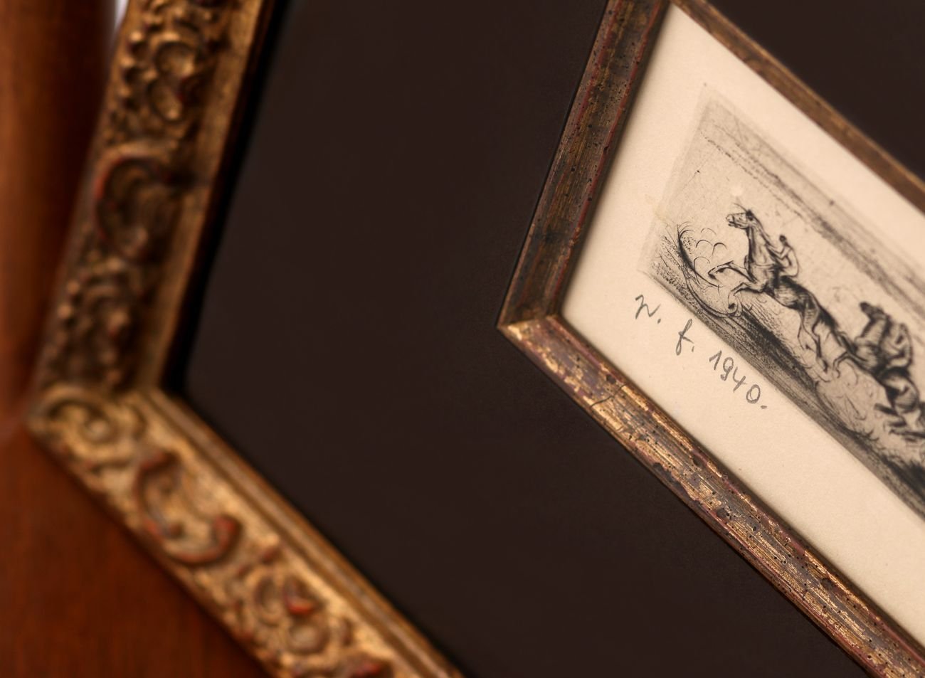 Suchá jehla A.A. Alex Dostihy tradičně zarámovaná do úzkého zlato - červenavého ornamentálního rámu s hnědou paspartou s filetou (detail)