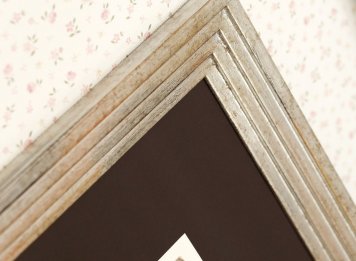 Moderní zakázkový rám je ručně stříbřený s patinou do elegantního nadčasového designu