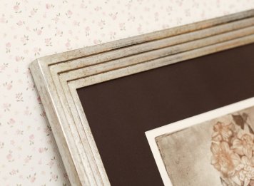 Muzeální hnědá bavlněná pasparta chrání obraz před stárnutím a kyselostí