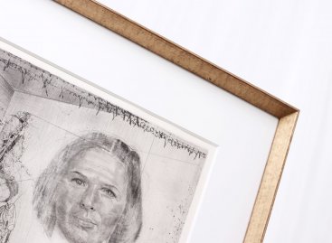 Moderní design zlatého trojúhelníkového rámu s kvalitní bílou paspartou na obraze Jiřího Anderle