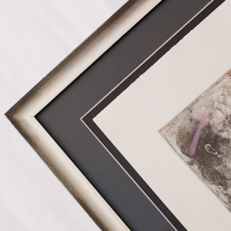 Rámování leptu  Anderle Dívka s mašlí se dvěma paspartami v tmavých tónech a stříbrným rámem