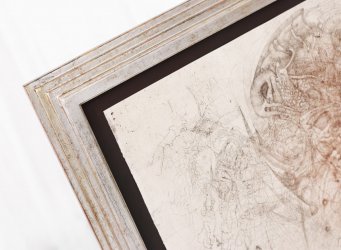 Obraz Jiřího Anderle Drei Herzoginen je v rámu položen na sépiové muzeální paspartě