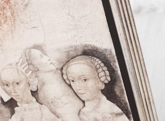 Barva muzeální pasparty i odstín stříbra rámu skvěle ladí s barvami obrazu Jiřího Anderle