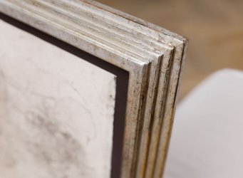 Luxusní modelový rám tvaru stupínků je vyroben v zakázkovém odstínu patinovaného stříbra