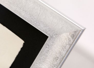 Moderní designový rám ve studeném stříbře s černou paspartou a muzeálním sklem na lept Jiří Anderle, Manželé Arnolfini