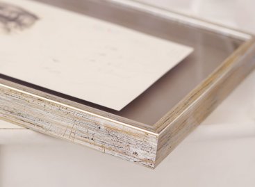 Obraz Jiří Anderle tři generace se v moderním rámu zdánlivě volně vznáší nad paspartou