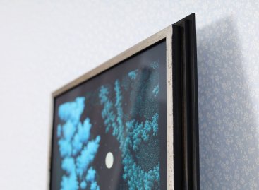 Výrazná stříbrná linka opticky potlačí hmotu rámu obrazu Bažant ve Stromovce a působí velice tenkým a moderně designovým dojmem 