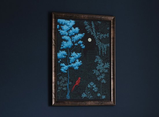 Obraz Michala Bačáka Bažant ve Stromovce zarámovaný do dřevěného rámu v modrém interiéru v Praze 6