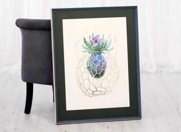 Zajímavý lipový rám je při pohledu zepředu tmavomodrý a z boku v přírodním lipovém dřevě