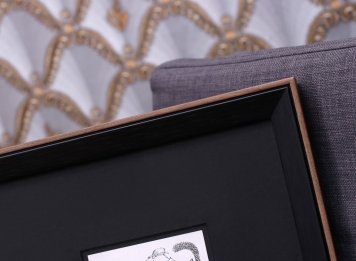 Černá pasparta v kombinaci s černám rámem dává černobílému obrazu Adolfa Borna výrazně vyniknout