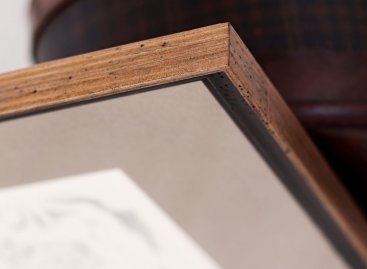 Dřevěný rám s patinou času a červotoče na ex libris Cyrila Boudy pro Karla Pavelku