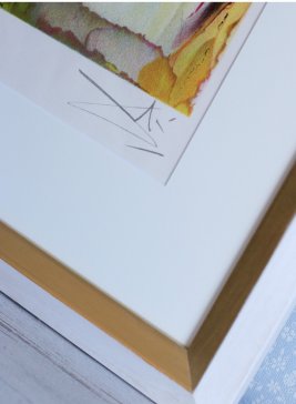 Originální podpis Salvadora Dalí na zarámované litografii Caligula s bílou muzeální paspartou.