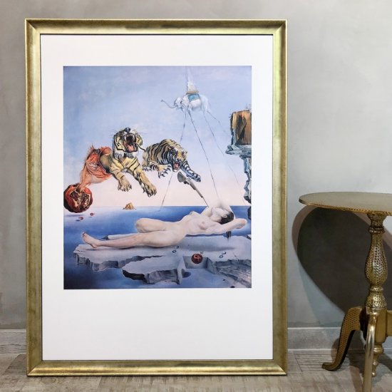 Reprodukce obrazu Salvadora Dalí v levném rámování bez pasparty do zlatého strojově vyráběného rámu.