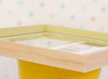 Vnější bok moderního rámu v přírodním neupraveném lipovém dřevě.