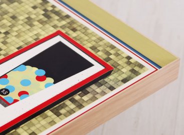 Vnitřní bok lipového rámu se žlutou lazurou, dvěma tenkými barevnými paspartami a částí serigrafie Rudolfa Fitze.