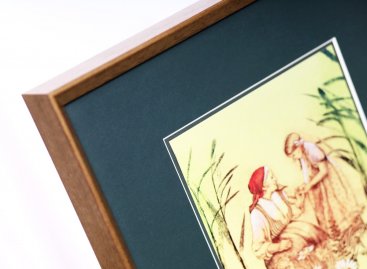 Menší verze leptu Babička Míly Fürstové paspartovaná ve zdvojené tmavozelené paspartě a s moderním trojúhelníkovým zlaceným rámem.