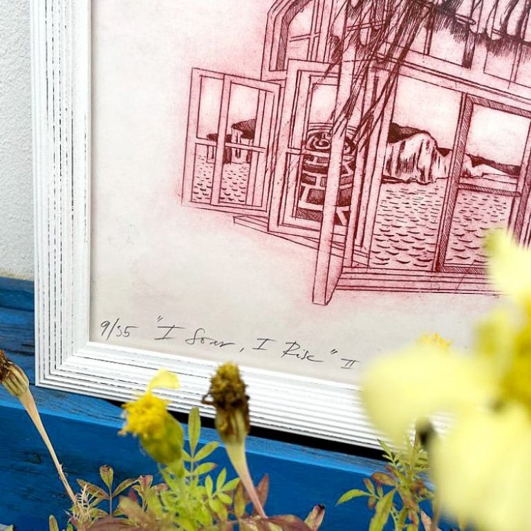Detail obrazu Míly Fürstové; I Soar, I Rise s bílým podélně pruhovaným shabby chic rámem