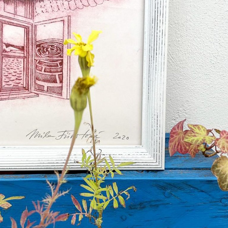 Podpis Míly Fürstové v obraze I Soar, I Rise zarámovaném bez pasparty s bílým podélně pruhovaným shabby chic rámem.