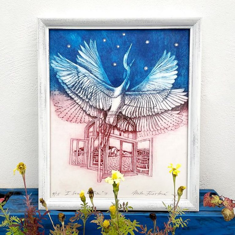 Barevný lept Míly Fürstové; I Soar, I Rise v bílém italském dřevěném rámu s podélným tmavým pruhováním bez pasparty vyfotografovaný na balkóně s květinami.