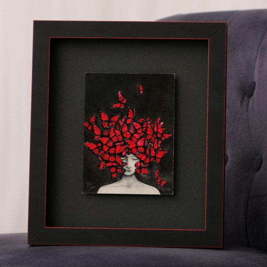 Rámování signovaného tisku Mariposas od Any Juan s ženou a červenými motýli do hlubokého černého rámu a černé pasparty s červenými detaily.