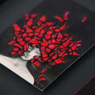 Díky tzv. floating mount se motýli Any Juan zdánlivě vznáší nad podkladovou paspartou v hlubokém černém rámu, vidět je výsek obrazu i 3D efekt rámování.