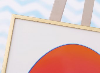 Obraz Burning Sky Jana Kalába zarámovaný v ručně zlaceném tenkém rámečku metodou vodního zlacení